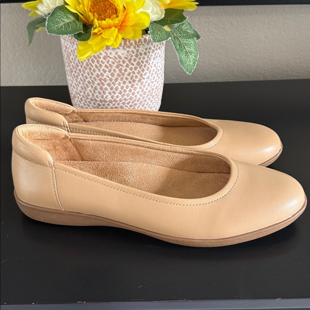 Naturalizer Women’s Flexy Tan Ballet Flats View 4